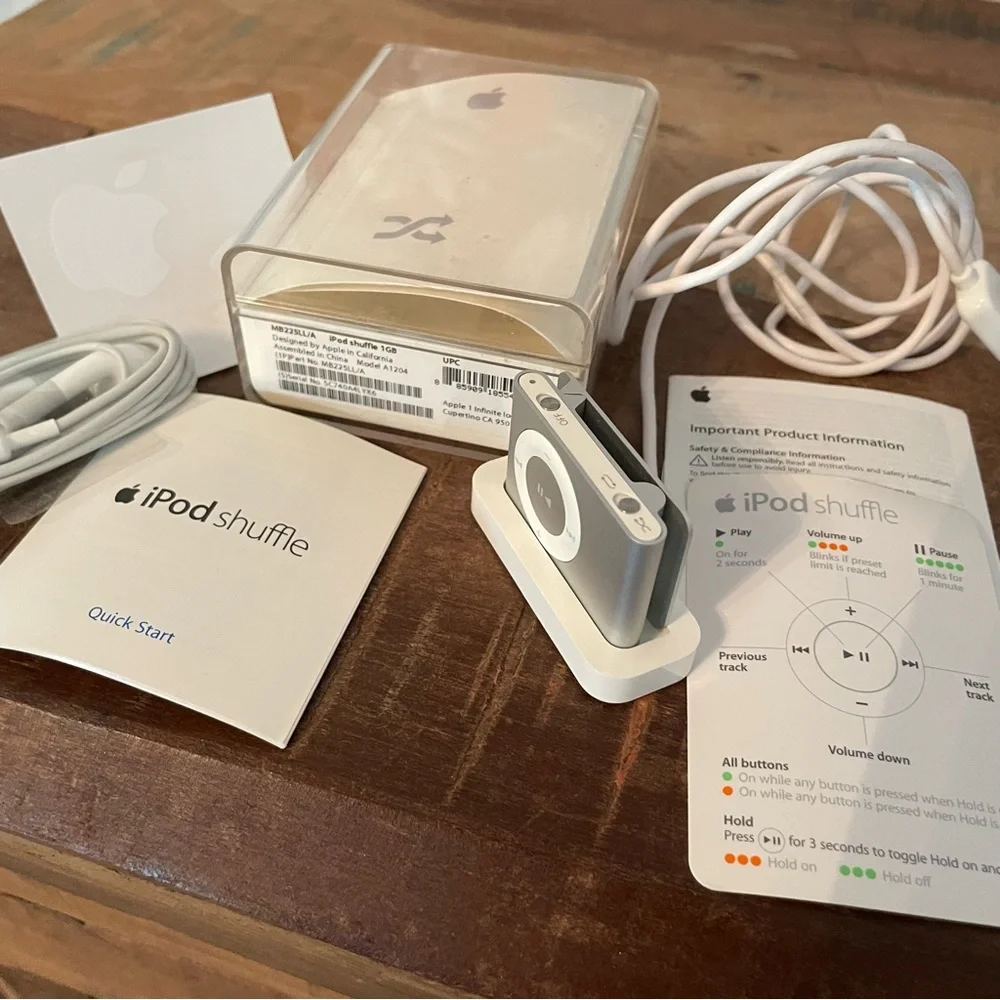 IPOD SHUFFLE 2nd Generation Silver! New! Never used! Collector Item!